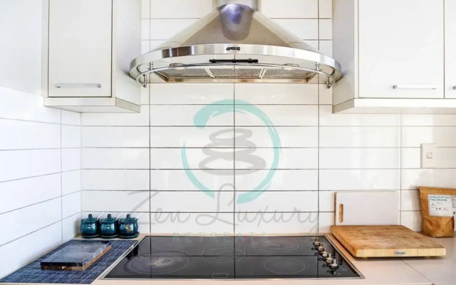 ZEN Imperial 4-br Stylish Penthouse in CBD Pool