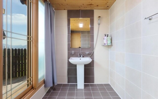 Gyeongju Onmaru Hanok Pool Villa