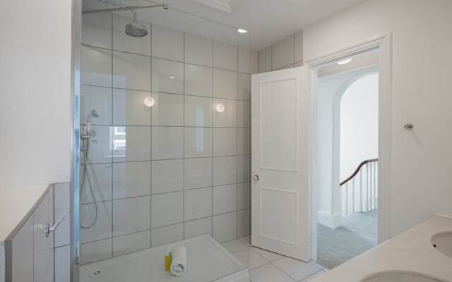 Sophisticated 2-bed, 2-bath apt in Chelsea