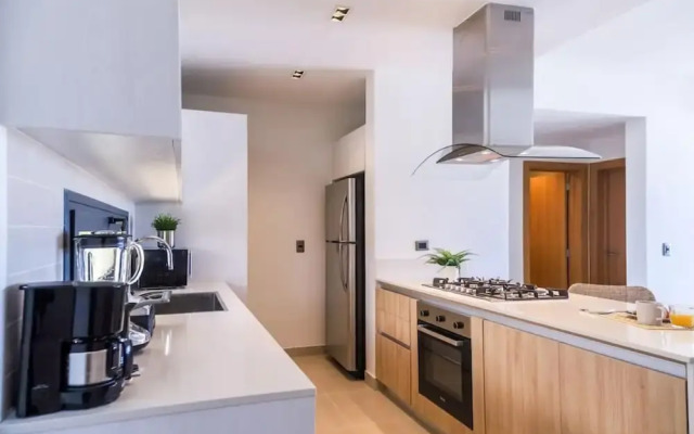 Elegant and Spacious Penthouse With Ocean View