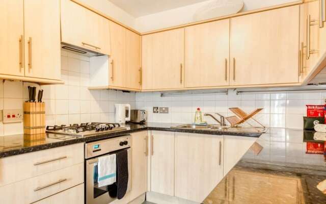 2bed w/ Covered Patio, 5 Mins to Paddington Stn