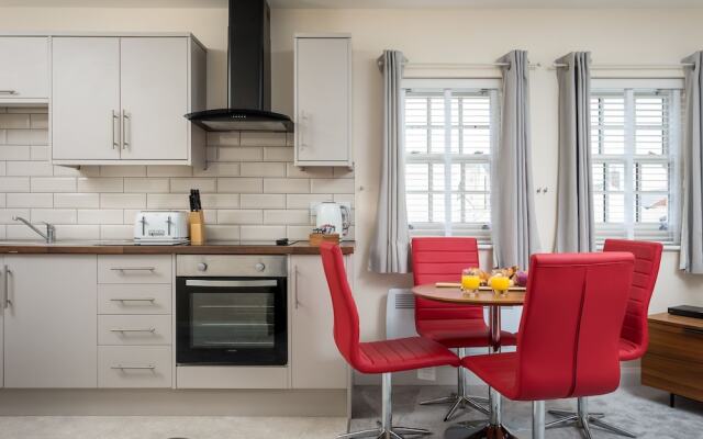 Elliot Oliver - 2 Bedroom Modern Apartment