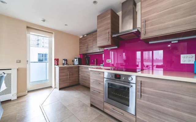 Cosy 2-bed Poplar Flat w/ City Views