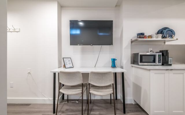 Spacious Newly Renovated 1 Bedroom Suite