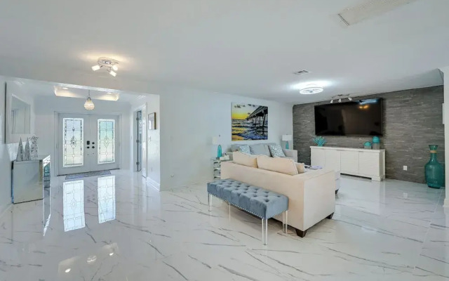 Pool & Spa: Luxe Home in Naples!