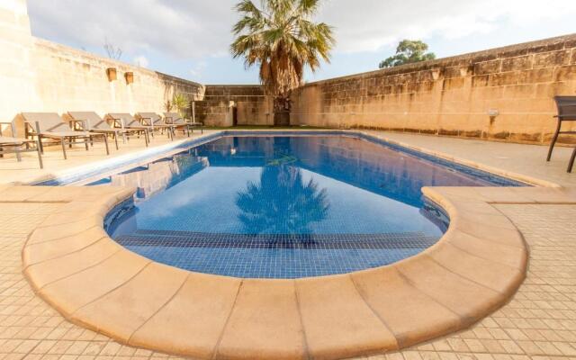 Centre Island Gozitan Farmhouse & Pool