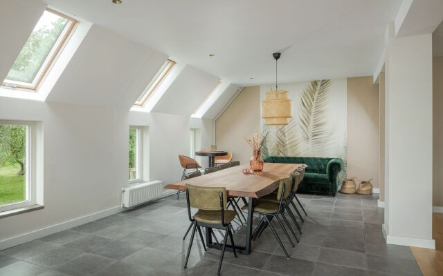 Large fully renovated farmhouse with indoor Swim spa and Sauna