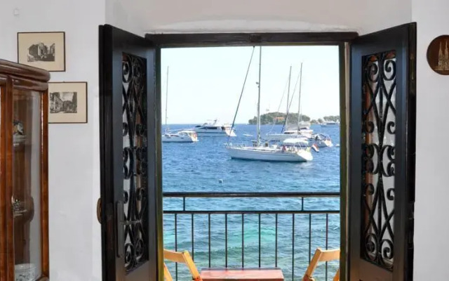 Apartment By The Sea