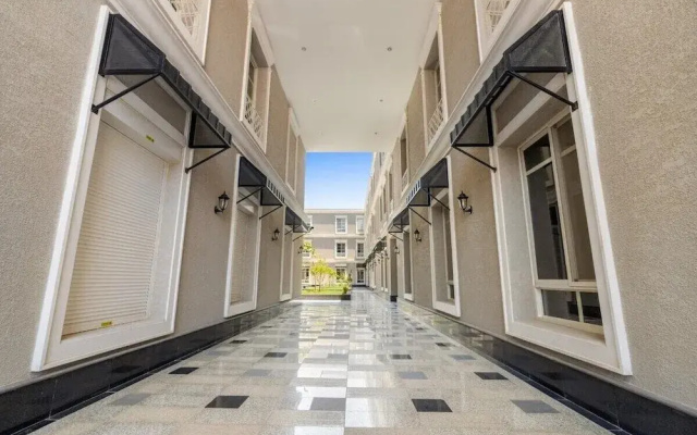Central Stay With Parking & Stylish Design