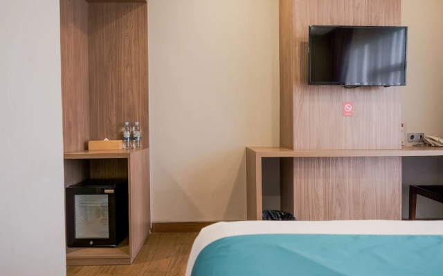 RedDoorz Premium near CBD Puri Indah