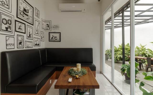 RedDoorz Plus near Exit Toll Puncak 2