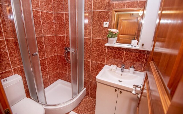 Beautiful Apartment in Podstrana With Wifi