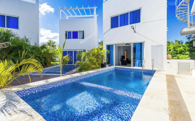 3-BR Villa with Pool & Rooftop Jacuzzi