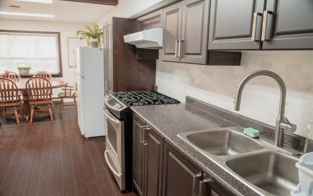Beautiful 3 Bedroom Home Near Downtown