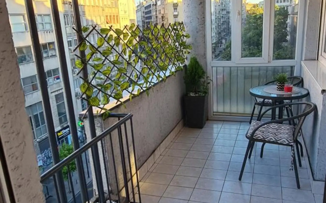 Windows City Apartment