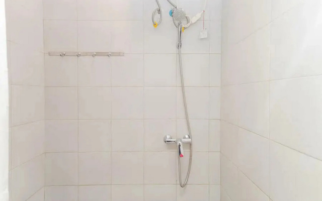 RedDoorz near Kaza Mall Surabaya