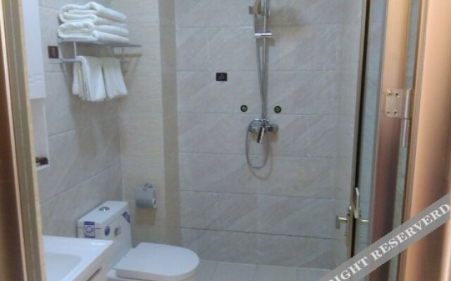 Xinjin Hotel (Cangzhou Qiantong Avenue Yanbai Shopping Plaza)