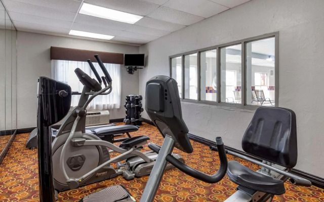 Quality Inn & Suites I-35 E / Walnut Hill
