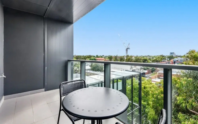 Pristine 1-bed Apartment Near Local Cafes