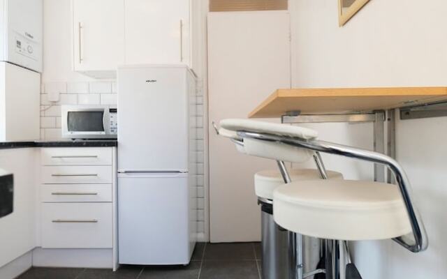 Beautiful, Bright and Spacious Flat for 4