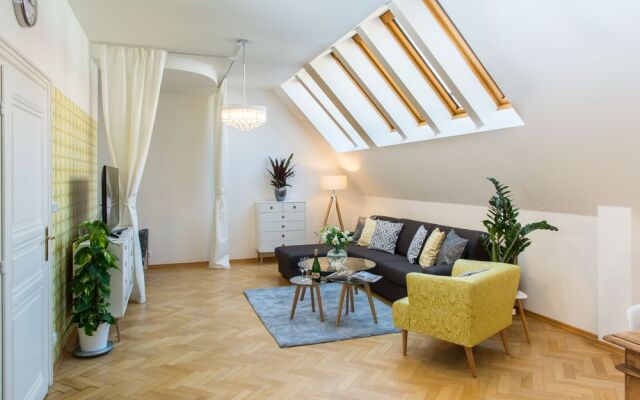 Decadent Art Deco Apartment in Old Town