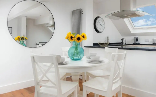 Modern 3 Bed Apartment - Parking
