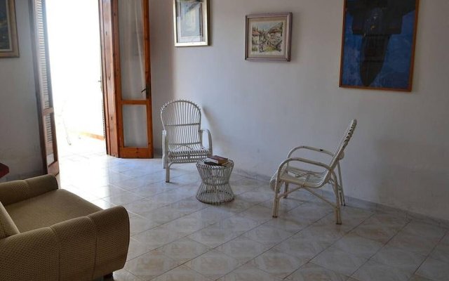 Cosy Apartment Near The Beach With Patio; Pets Allowed; Parking Available