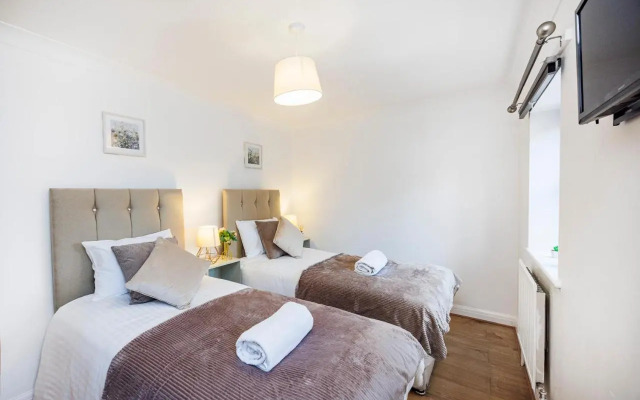 Lovely 2 Bd Hse with Parking near Excel