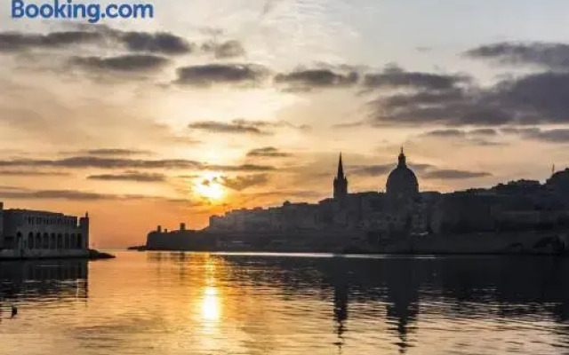 Seaside Bliss 3BR Holiday Apartment Sliema