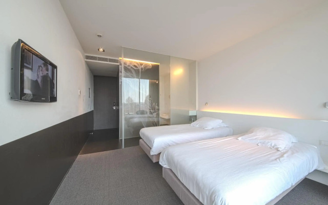 D-Hotel