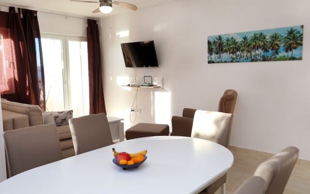 Lovely 2-bed Apartment in Okrug Gornji