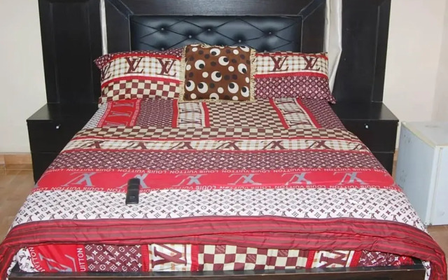 6 Bedroom Serviced Apartments In House in Benin