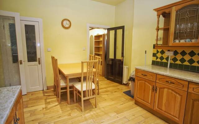 Spacious 2 Bedroom Flat, Leith Walk