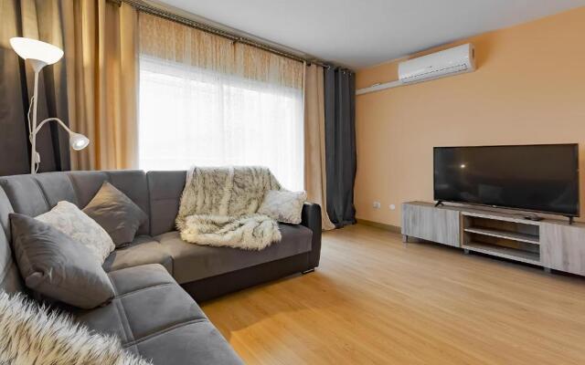 YELLOW 3 bedroom large apartment for 10 guests
