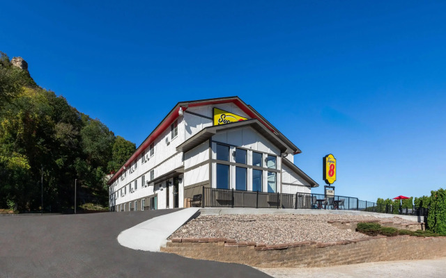 Super 8 by Wyndham Winona MN