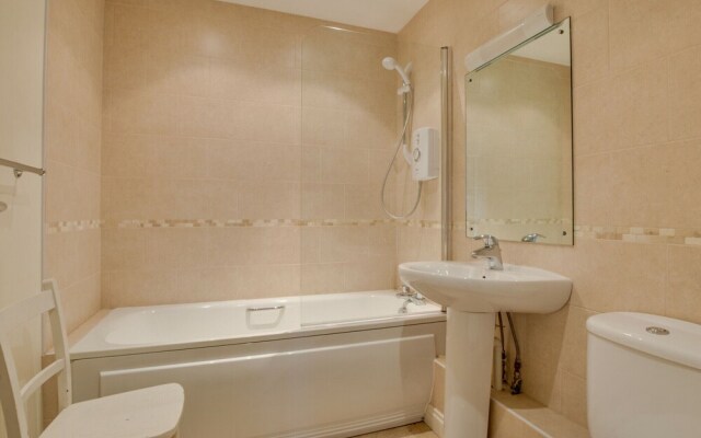Lovely Holiday Home in Edmonton With Garden