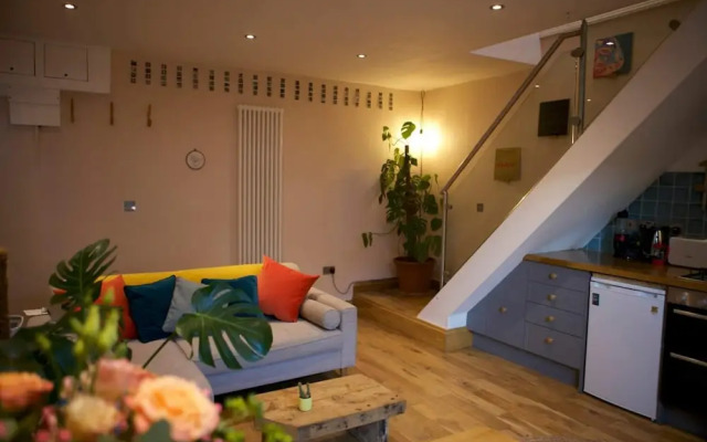 Inviting & Secluded 1BD House w/ Patio - Peckham!