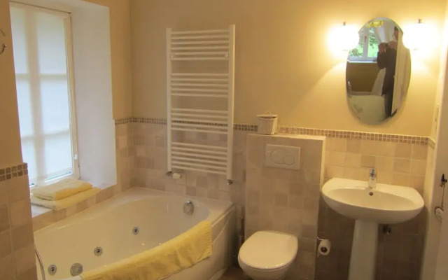 Delightful Castle in Bastogne With Bubble Bath