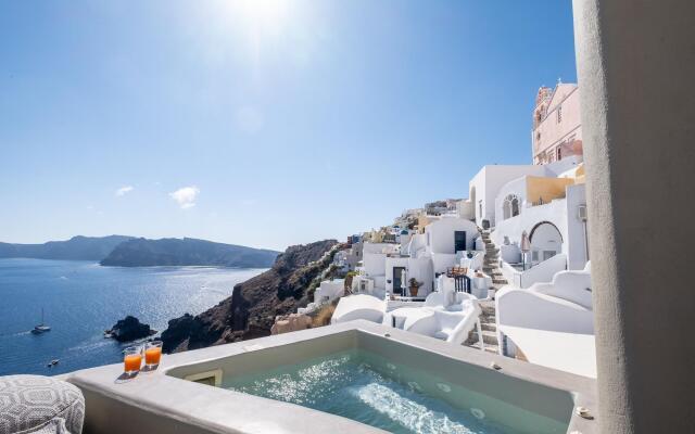 SantorOia Luxury Suites
