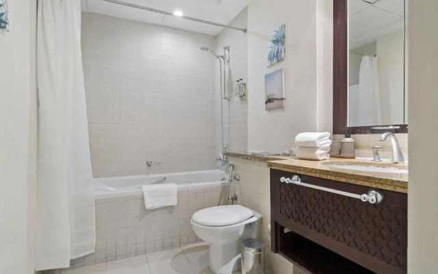 Monty - Stylish Apartment with Partial Burj Khalifa View