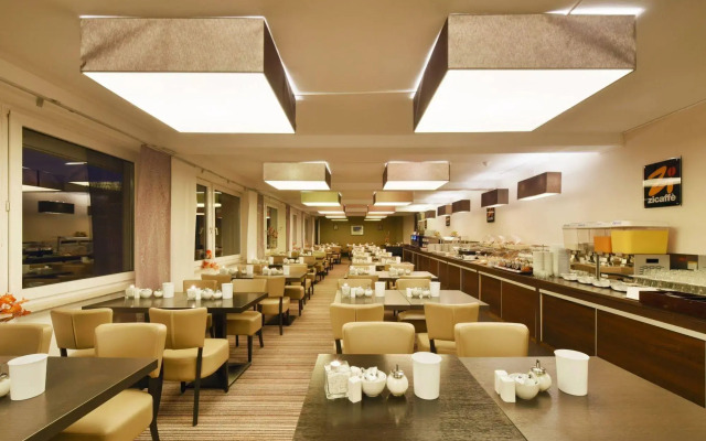 Zi Hotel & Lounge