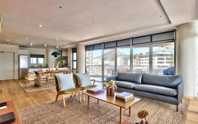 Stylish, Modern Apartment With Breathtaking Views.