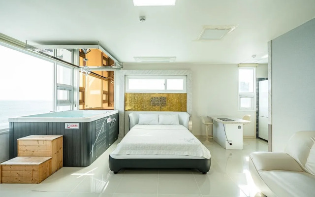 Pohang Pinewave Sea & Spa Pension