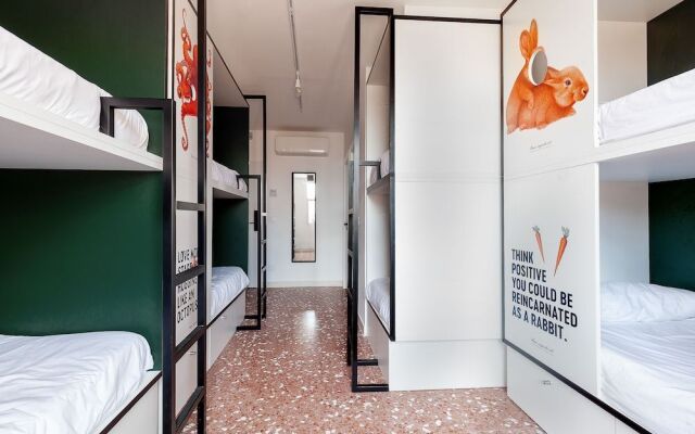 2060 The Newton Hostel & Market