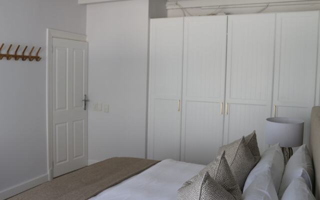 Camps Bay Holiday Home - Walk to the Beach