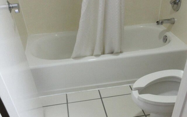 Econo Lodge Inn & Suites