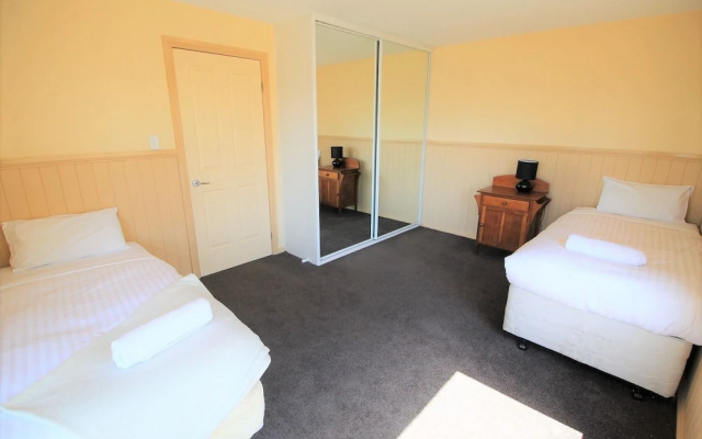 Torino 6 - Lake Jindabyne & Snowy Mountain Views – Guest Rooms – Jindabyne