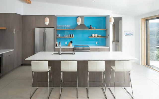 Timberline Haus 3 Bedroom Home by RedAwning