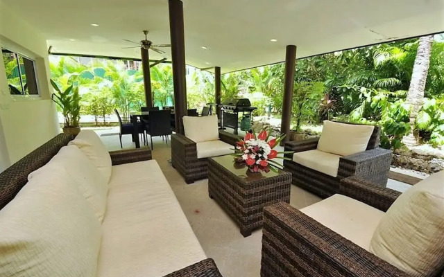 Luxurious Thai-style Villa With Private Pool and Beach Access