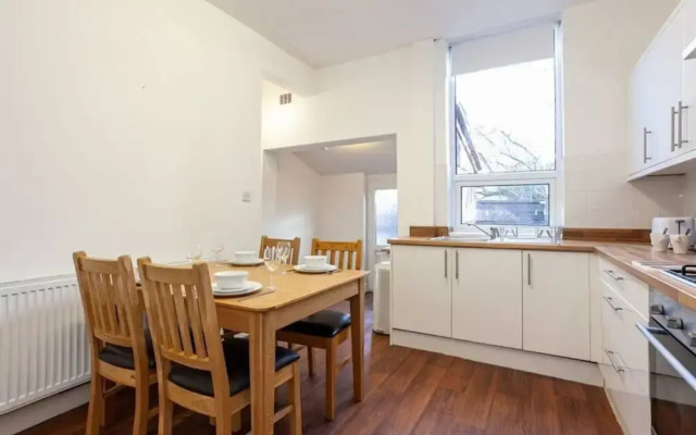 Spacious Cosy 2 Bedroom House by Bridgewater Canal